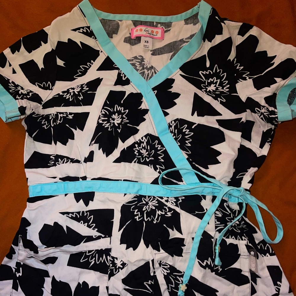 XS Koi Scrub Top